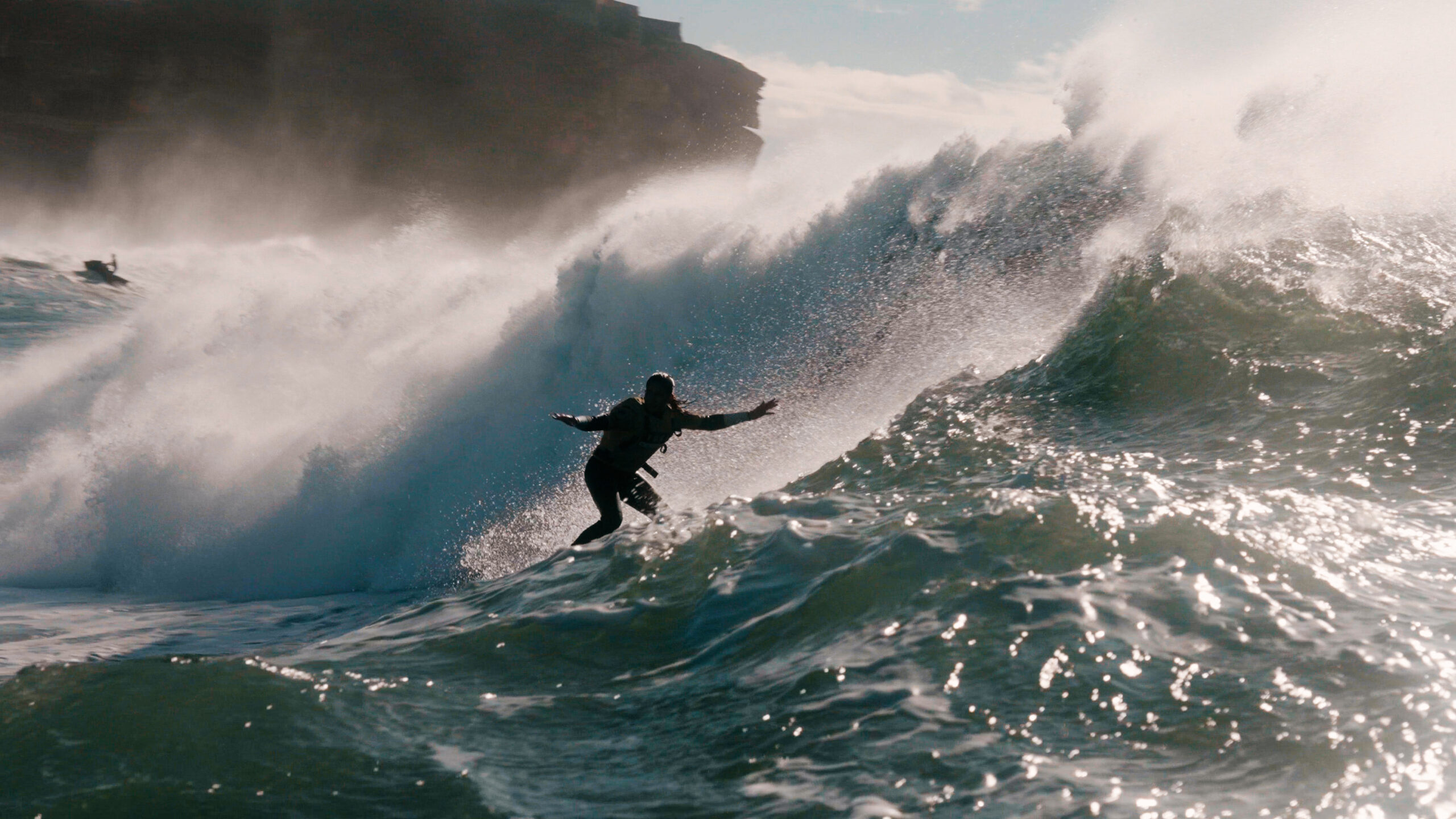 A atleta WS Aninha Dagostini reforça sua posição de destaque no cenário do surfe mundial